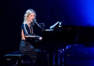 Ingrid St-Pierre Instagram - C’était une bien jolie première soirée de tournée hier au @theatredumarais à Val-Morin :) merci ! 

À samedi prochain, Brossard ! 🤍

Photos André Chevrier