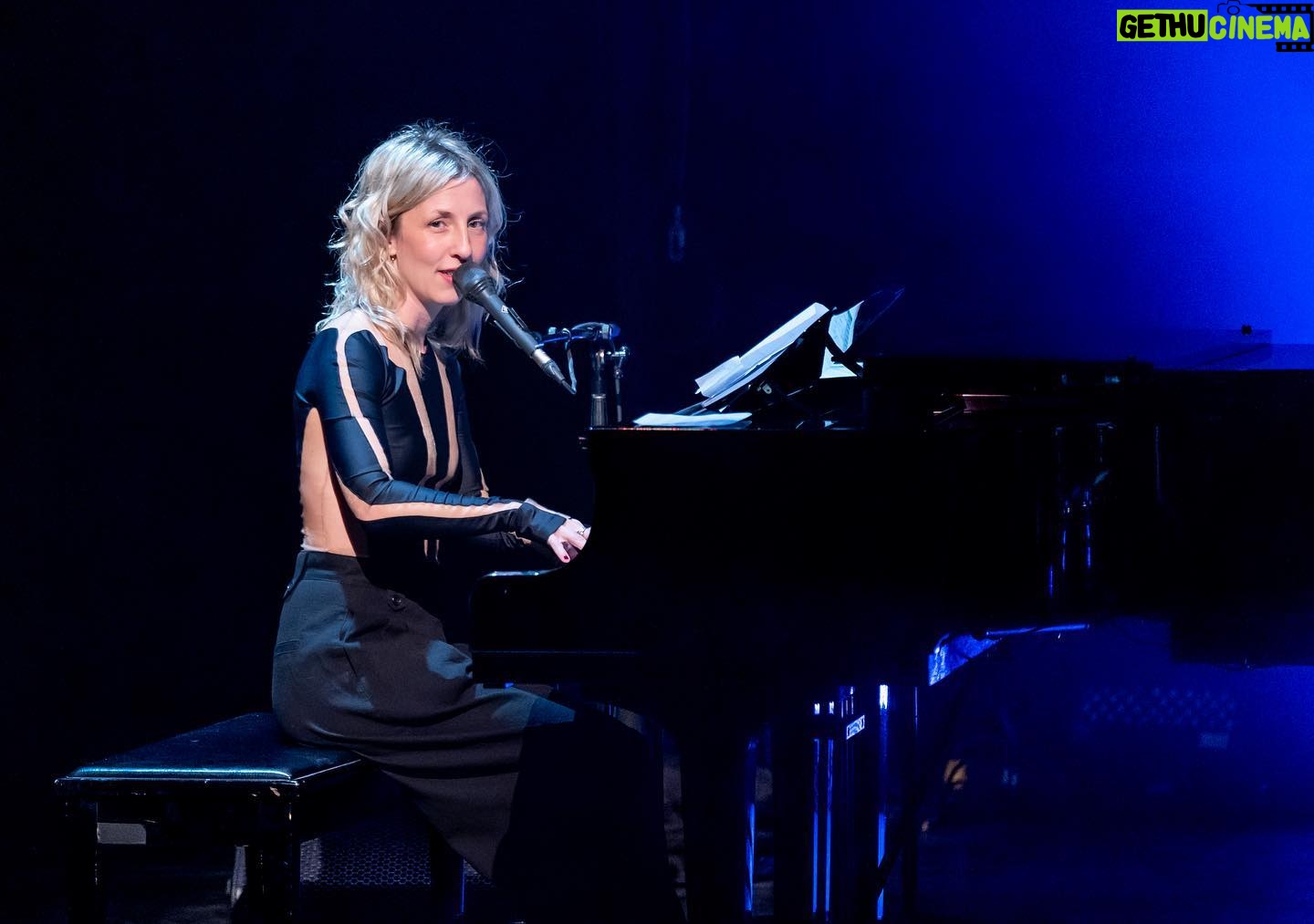 Ingrid St-Pierre - 529 Likes - C’était une bien jolie première soirée de tournée hier au @theatredumarais à Val-Morin :) merci !
À samedi prochain, Brossard ! 🤍
Photos André Chevrier