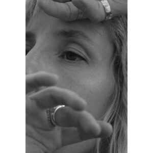 Ingrid St-Pierre Instagram - Je voulais vous dire merci. Ça m’a fait plaisir de lire vos mots doux pour la sortie de ma petite fougère des bois. L’Onoclée vous appartient maintenant. Le reste de l’album va se frayer un chemin vers vous un 24 février. J’ai hâte qu’il habite vos maisons. Je garde vos beaux messages au chaud des jours en attendant. M’ennuie de vous. Vraiment beaucoup. 

Crédits photos 🧚🏻‍♂️
Direction photo et stylisme @olivia_leblanc 
Photos @shaynelaverdiere 
assisté par @aljosaa 
Hair and make up @genevievelenneville @folioartists 
Coupe et couleur @marcuuus 
@simonerecords