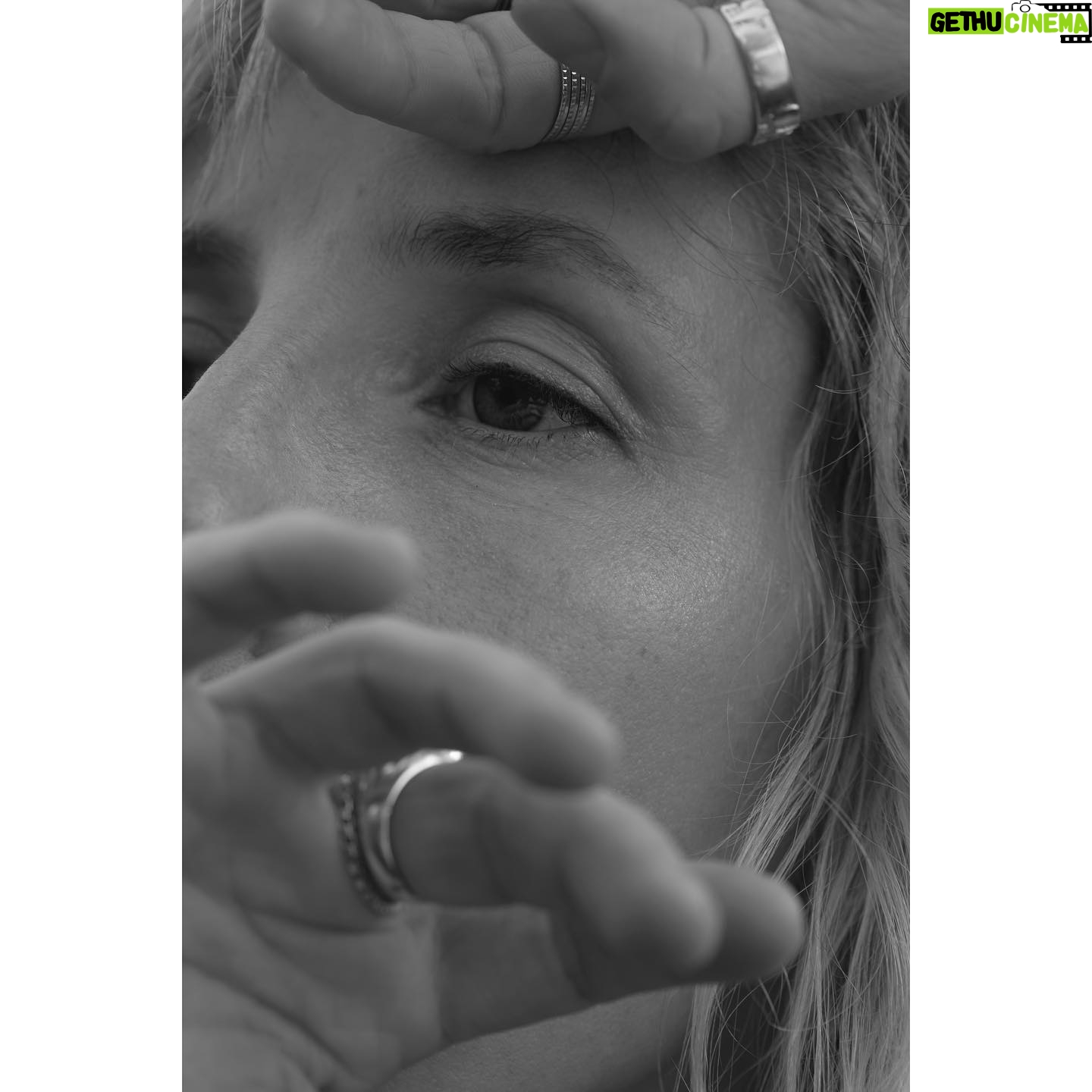 Ingrid St-Pierre - 456 Likes - Je voulais vous dire merci. Ça m’a fait plaisir de lire vos mots doux pour la sortie de ma petite fougère des bois. L’Onoclée vous appartient maintenant. Le reste de l’album va se frayer un chemin vers vous un 24 février. J’ai hâte qu’il habite vos maisons. Je garde vos beaux messages au chaud des jours en attendant. M’ennuie de vous. Vraiment beaucoup.
Crédits photos 🧚🏻♂️
Direction photo et stylisme @olivia_leblanc
Photos @shaynelaverdiere
assisté par @aljosaa
Hair and make up @genevievelenneville @folioartists
Coupe et couleur @marcuuus
@simonerecords