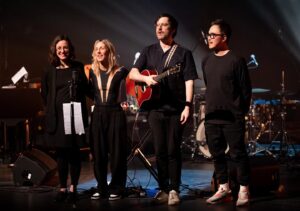 Ingrid St-Pierre Instagram - C’était une bien jolie première soirée de tournée hier au @theatredumarais à Val-Morin :) merci ! 

À samedi prochain, Brossard ! 🤍

Photos André Chevrier