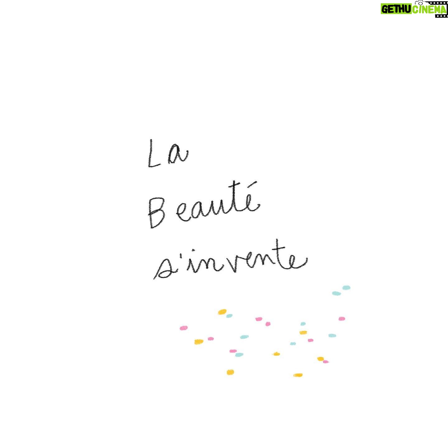 Ingrid St-Pierre - 306 Likes - À ce stade du processus de création d’album.
Mon moment préféré.
Surprendre mes p’tits à fredonner les nouvelles chansons, à force de les entendre planer dans la maison.
Ces pièces sont encore neuves, inconnues de tous, mais elles font leur premier nid quelque part, au doux des jours. Je trouve ça beau. Cette îlot secrète.
@petiteplage.tattoo : crédits dessins 🌿
#L’onoclée #nouvellechansonbientôt