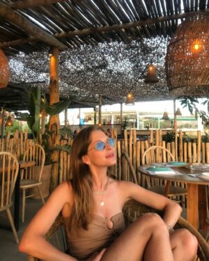 Inna Bakelman Instagram - חלק 3 
של הרילוקיישן
האי שגורם לבעלי להגיד לי על מישהו שהוא רואה במסעדה אבל הוא לא רוצה שיבין באנגלית  שהוא דומה לההוא מ "שעועית עין שחורה" ואני צריכה להבין מיד שהוא מתכוון ללהקה ההיא שאם מתרגמים את השם שלה לעברית זה התרגום (הלוואי תצליחו גם) ומה זה אם לא מהות של זוגיות אמיתית?