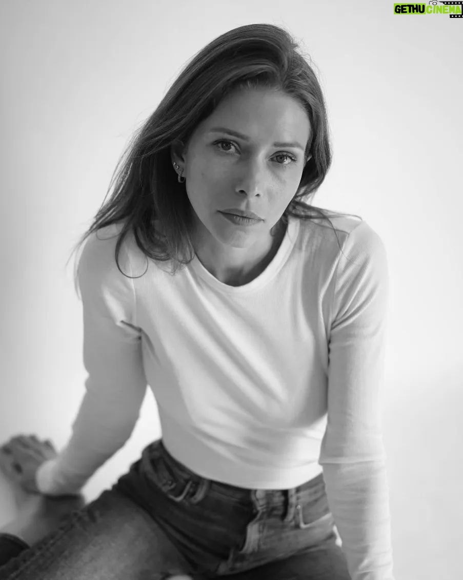 Inna Bakelman - 0.9K Likes - לפלטפורמה הזו חוקים משלה והם משתנים כל הזמן ולמרות שאני יודעת את כיוון השינוי אני לא הולכת איתו ככ מהר יד ביד. תמיד הייתי כזו, לא אוהבת שכופים עלי להיות כמו כולם או מחליטים עלי. אני זוכרת שכשהייתי רבה עם אמא שלי כשהייתי קטנה כי שתינו היינו סופר רגישות, הייתי צועקת איזה משפט אחרון והולכת לחדר שלי, טורקת את הדלת ומסתגרת , מתבחבשת עם עצמי. אחרי זמן מה תמיד הבנתי שצריך להתנצל עכשיו, כי ככה זה היה בינינו. אז הייתי אוספת את עצמי ויוצאת להתנצל. במסדרון שחיבר בין החדר שלי לשלה היה חלל מעבר ואיכשהו אבא שלי תמיד היה תופס אותי בדרך אליה ואומר לי "לכי תבקשי סליחה מאמא, זה לא יפה" וזה בדיוק היה הרגע בו הייתי מסתובבת חזרה לחדר סוגרת את הדלת ו"דברו איתי".
המצפן הפנימי תמיד ידע מה הדבר "הנכון" לעשות. תמיד אפשר לרצות, תמיד אפשר לשחק אותה, תמיד אפשר לזייף. אבל הכוח שפעל בי היה כזה שאני עושה דברים רק מתוך רצון אישי שלי ובעיקר בזמן שנכון לי ולא משנה אם לפעמים זה לוקח יותר זמן ממה שמצופה.
אולי סתם עקשנית ואולי הכי מחוברת אבל הילדה ההיא מזכירה לי כל הזמן שהכל בסדר והכל בסוף נופל בדיוק למקום הנכון ודרך של אחד היא לא דרך של אחר ותדעו שזה ממש ממש משחרר🌻🐛🦋🌼
@ilansportraits 📸