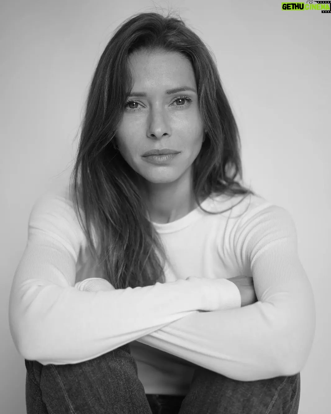 Inna Bakelman - 0.9K Likes - לפלטפורמה הזו חוקים משלה והם משתנים כל הזמן ולמרות שאני יודעת את כיוון השינוי אני לא הולכת איתו ככ מהר יד ביד. תמיד הייתי כזו, לא אוהבת שכופים עלי להיות כמו כולם או מחליטים עלי. אני זוכרת שכשהייתי רבה עם אמא שלי כשהייתי קטנה כי שתינו היינו סופר רגישות, הייתי צועקת איזה משפט אחרון והולכת לחדר שלי, טורקת את הדלת ומסתגרת , מתבחבשת עם עצמי. אחרי זמן מה תמיד הבנתי שצריך להתנצל עכשיו, כי ככה זה היה בינינו. אז הייתי אוספת את עצמי ויוצאת להתנצל. במסדרון שחיבר בין החדר שלי לשלה היה חלל מעבר ואיכשהו אבא שלי תמיד היה תופס אותי בדרך אליה ואומר לי "לכי תבקשי סליחה מאמא, זה לא יפה" וזה בדיוק היה הרגע בו הייתי מסתובבת חזרה לחדר סוגרת את הדלת ו"דברו איתי".
המצפן הפנימי תמיד ידע מה הדבר "הנכון" לעשות. תמיד אפשר לרצות, תמיד אפשר לשחק אותה, תמיד אפשר לזייף. אבל הכוח שפעל בי היה כזה שאני עושה דברים רק מתוך רצון אישי שלי ובעיקר בזמן שנכון לי ולא משנה אם לפעמים זה לוקח יותר זמן ממה שמצופה.
אולי סתם עקשנית ואולי הכי מחוברת אבל הילדה ההיא מזכירה לי כל הזמן שהכל בסדר והכל בסוף נופל בדיוק למקום הנכון ודרך של אחד היא לא דרך של אחר ותדעו שזה ממש ממש משחרר🌻🐛🦋🌼
@ilansportraits 📸