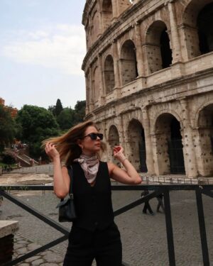 Inna Bakelman Instagram - Rome I'm in love ❤️⚘️🌹

עיר שגרמה לציניות קצת להתפוגג ולאהבה לצוף למעלה מחדש. גם חברה שלי עזרה לשני הדברים לקרות @sashagreenberg 🥲
אהה ותמונה אחרונה תספר לכם את כל האמת עלי ועל מה שעושה לי טוב.