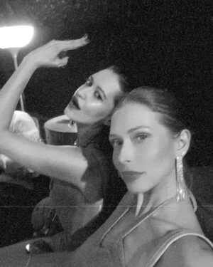 Inna Bakelman Instagram - אני משחקת ב״המועדון״ שזו לא הצגה אלא ממש אירוע אמנותי סודי שמזמין את הצופים שלו לקחת חלק במסיבה פרטית פנטסטית מהפנטת ומעוררת חושים. בכדי להכנס למועדון, צריך להסכים להגיע ללוקיישן סודי, לחתום על הסכם סודיות, ולהכניס את הטלפון למעטפה (מה, בלי טלפון?!) ואז בפנים, תחכה לכם חוויה שלא חוויתם עד היום. 
כל פעם שאני שם אני נזכרת כמה תאטרון יכול להגיע במגוון צורות, שהוא למעשה פעימה חזקה ומורגשת בגוף, של השחקן ושל הצופה. של קבוצה שמגוייסת לחוות משהו עוצמתי יחד ועבורי זוהי תחושה אמיתית של כאן ועכשיו, של נוכחות מוחלטת. של שחרור וחיים. מה גורם לכם להרגיש ככה? ספרו לי.