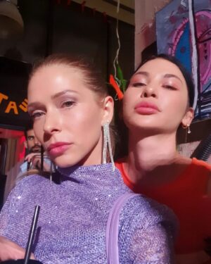 Inna Bakelman Instagram - אני משחקת ב״המועדון״ שזו לא הצגה אלא ממש אירוע אמנותי סודי שמזמין את הצופים שלו לקחת חלק במסיבה פרטית פנטסטית מהפנטת ומעוררת חושים. בכדי להכנס למועדון, צריך להסכים להגיע ללוקיישן סודי, לחתום על הסכם סודיות, ולהכניס את הטלפון למעטפה (מה, בלי טלפון?!) ואז בפנים, תחכה לכם חוויה שלא חוויתם עד היום. 
כל פעם שאני שם אני נזכרת כמה תאטרון יכול להגיע במגוון צורות, שהוא למעשה פעימה חזקה ומורגשת בגוף, של השחקן ושל הצופה. של קבוצה שמגוייסת לחוות משהו עוצמתי יחד ועבורי זוהי תחושה אמיתית של כאן ועכשיו, של נוכחות מוחלטת. של שחרור וחיים. מה גורם לכם להרגיש ככה? ספרו לי.
