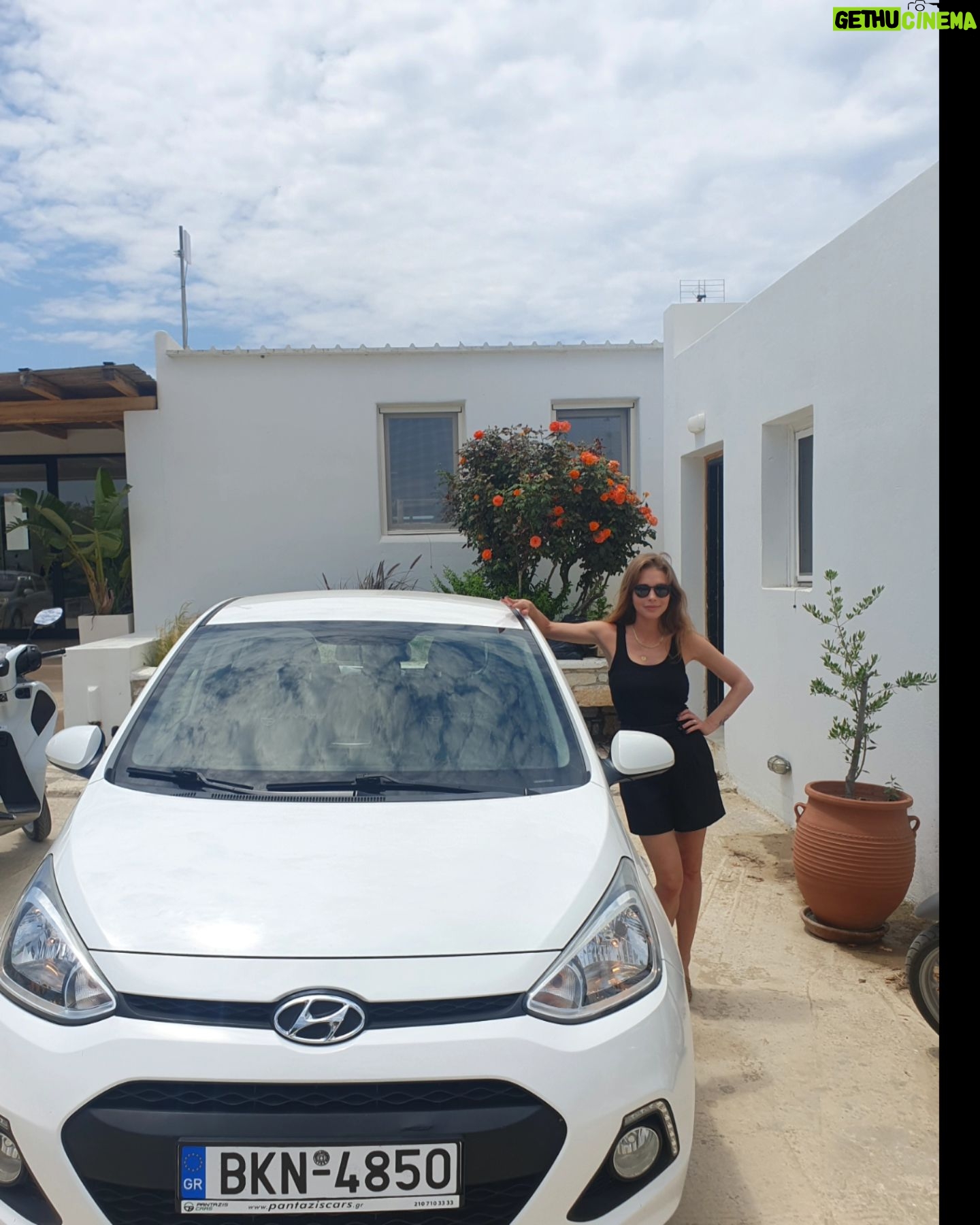 Inna Bakelman - 766 Likes - חלק 3
של הרילוקיישן
האי שגורם לבעלי להגיד לי על מישהו שהוא רואה במסעדה אבל הוא לא רוצה שיבין באנגלית שהוא דומה לההוא מ "שעועית עין שחורה" ואני צריכה להבין מיד שהוא מתכוון ללהקה ההיא שאם מתרגמים את השם שלה לעברית זה התרגום (הלוואי תצליחו גם) ומה זה אם לא מהות של זוגיות אמיתית?