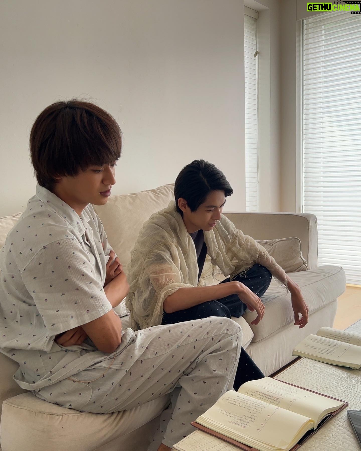 Inoue Sora - 16.7K Likes - ・
この前アンケートとった写真たち。
1枚目 笑顔
2枚目 りおとの写真(セリフ合わせ)
3枚目 私服
4枚目 自撮り
ですね。
なんかプライベート投稿お久しぶりな気が。
何枚目が1番良いですか?😏