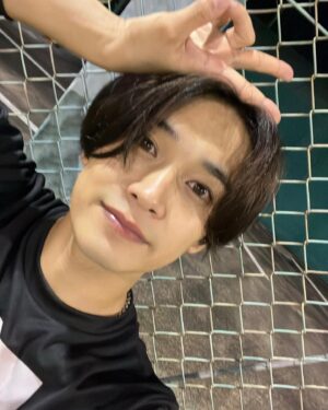 Inoue Sora Instagram - ・
この前アンケートとった写真たち。

1枚目　笑顔
2枚目　りおとの写真(セリフ合わせ)
3枚目　私服
4枚目　自撮り
ですね。

なんかプライベート投稿お久しぶりな気が。
何枚目が1番良いですか？😏