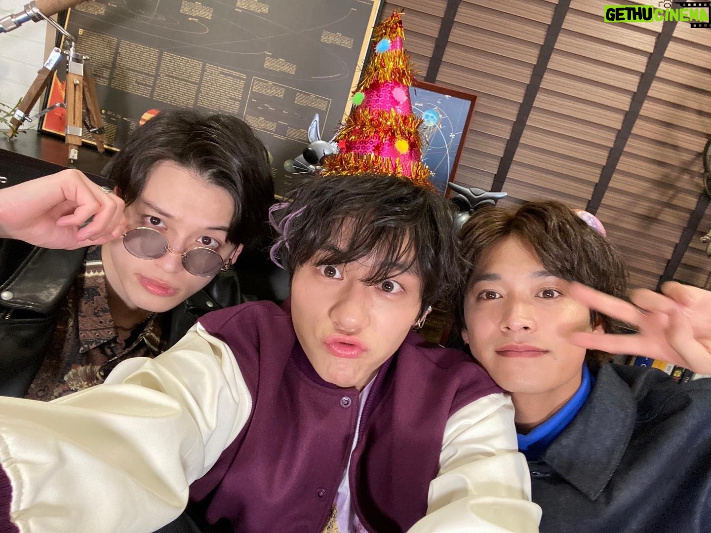 Inoue Sora - 13.6K Likes - ・
『#ガチ恋粘着獣 』
最終回、ありがとうございました!!
終わってしまいました。。
この作品を通して思うことはたくさんありました。笑
皆さんはどうでした?笑
スバルはとっても愛らしいキャラクターで、僕は更生していく姿を演じるのがとても楽しかったし、そんなスバルが好きでした。
これからもクールだけどおちゃめで、みんなに愛されるキャラクターであってほしいな。
そして幸輝、大輝と #コズミック ができて良かった🥲
この2人だからこそコズミックのあの空気感が作れたんだなって思います。
本当に素敵な作品に出会いました!
最後までありがとうございました☺️🙇🏻♂️
@gachikoi_drama