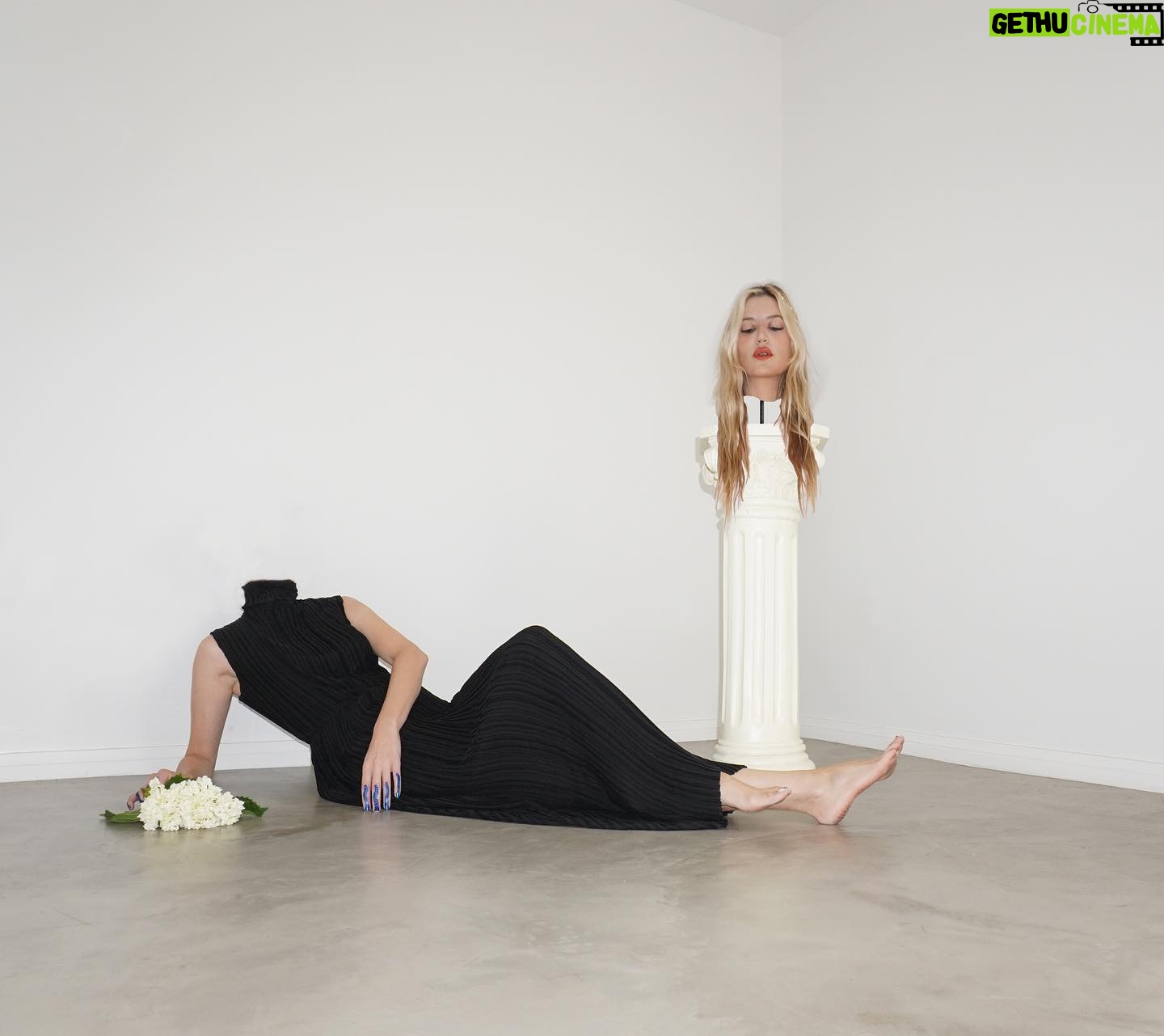 Ioanna Gika - 1.7K Likes - For @hoganmclaughlin SS 21 💙
“The SS21 Collection draws inspiration from styles of the 16th and 18th centuries, married with a minimalist sensibility and a muted palette.”
It was fun to create this portrait and such a pleasure to be part of Hogan McLaughlin’s presentation.