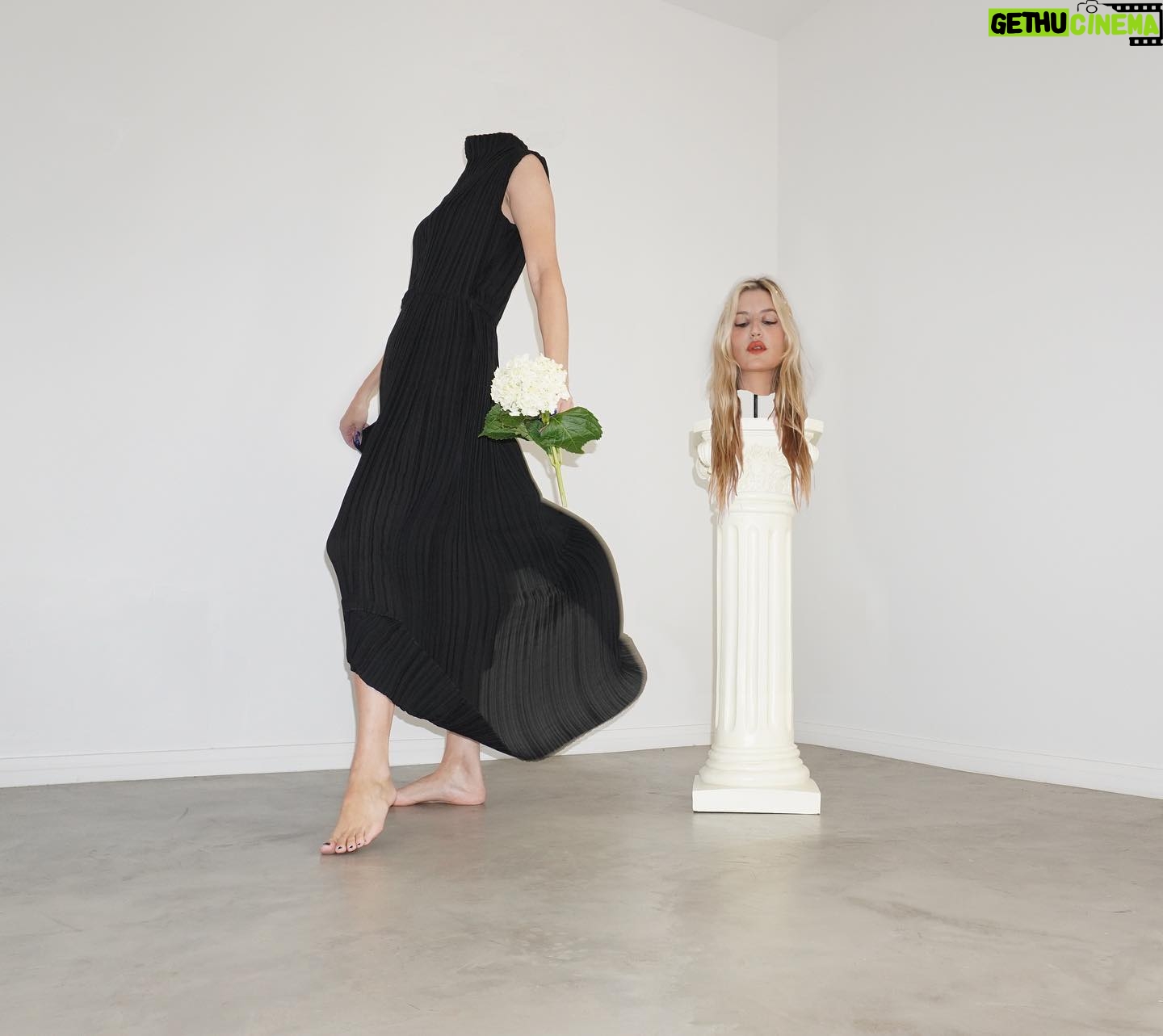 Ioanna Gika - 1.7K Likes - For @hoganmclaughlin SS 21 💙
“The SS21 Collection draws inspiration from styles of the 16th and 18th centuries, married with a minimalist sensibility and a muted palette.”
It was fun to create this portrait and such a pleasure to be part of Hogan McLaughlin’s presentation.