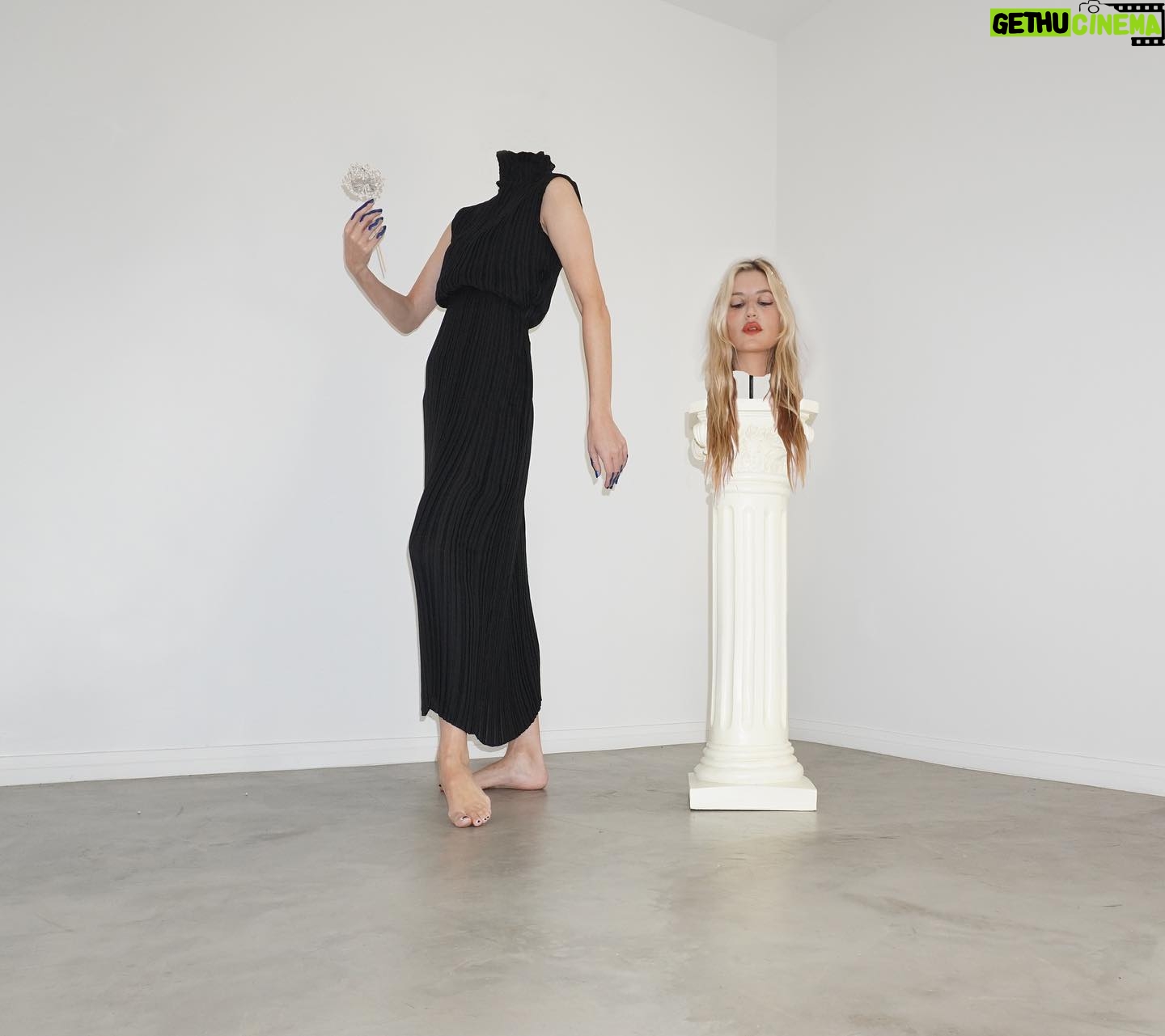 Ioanna Gika - 1.7K Likes - For @hoganmclaughlin SS 21 💙
“The SS21 Collection draws inspiration from styles of the 16th and 18th centuries, married with a minimalist sensibility and a muted palette.”
It was fun to create this portrait and such a pleasure to be part of Hogan McLaughlin’s presentation.