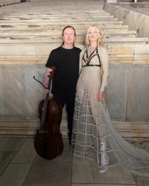 Ioanna Gika Instagram - It was such a pleasure to perform with Oliver Coates for the @dior 2022 cruise presentation in Athens, Greece. A few short months ago I put a song of his on a playlist, not knowing that soon after we would be joining forces. 

Oliver and the City of Athens Symphony Orchestra @opanda.gr breathed life into my album Thalassa (5 songs of the night, one of which was new!) in a way that moved me very deeply. The order of my songs was Thalassa, a new song, Swan, Messenger, Roseate, as the beautiful creations of @mariagraziachiuri made their way around the stadium.

Many thanks to @ollycoates for working with me, conducting, playing the cello with great intuition, and beautifully presenting his material, as well as Arca’s, and to @michelgaubert and @theeryanaguilar for music supervision, and Ryan for the 📷.

Full music show credits in my earlier post, but thank you also to Leo Ross for being a great talent, Alain for sonic majesty, City of Athens Symphony Orchestra @opanda.gr , @timothywilliamsofficial for his lightning speed arrangements, @mattcohenmusic for notations and assistance, @chriselmsmusic for many strengths, and everyone who made this possible. As a special bonus, I went to the oracle and put a curse on all your enemies. Love u!!