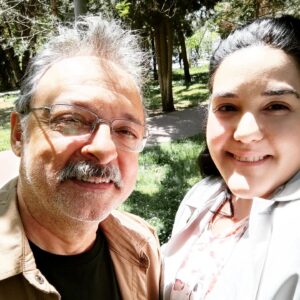 İpek Ayaz Kortunç Instagram - Öğretmenim 💜
Karşısında oynarken dizlerim titrer
Sesi,bakışı,duruşu yeter
Çin mutfağını pek sever
İstese İpek ona her gün sipariş eder
  İpek Ayaz Kortunç
  İstanbul'da yaşıyor.
 37 yaşında.
 1 gündür şiir yazıyor.