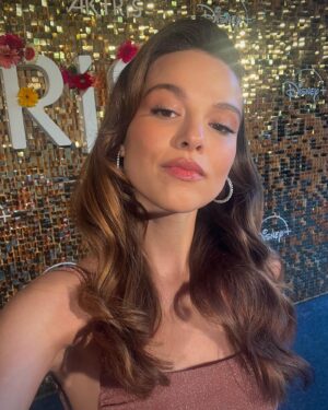 İpek Çiçek Instagram - Bi oturuşta bitirelim 🫶🏻🌸

@disneyplustr @disneyplus 
#aktris 
Elbise: @dcey.tr 
Styling: @ibrahimduman.id
Styling Team: @basakvarol_ 
Hair&Makeup: @ondertiryaki @ondertiryakistudio
Hair&Makeup Team: @dogukantncr