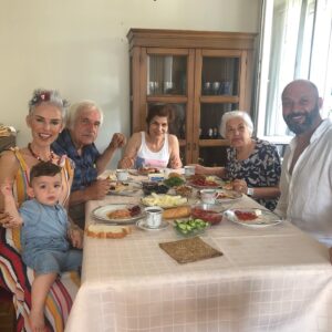 İpek Tanrıyar Instagram - Biz dede ocağında bayram tadındayız..Şükürler olsun bu günlere🙏Hepinize iyi bayramlar dileriz😍 #kurbanbayramı #nicebayramlara  @feyzullahtanriyar @muratevler @evleraras