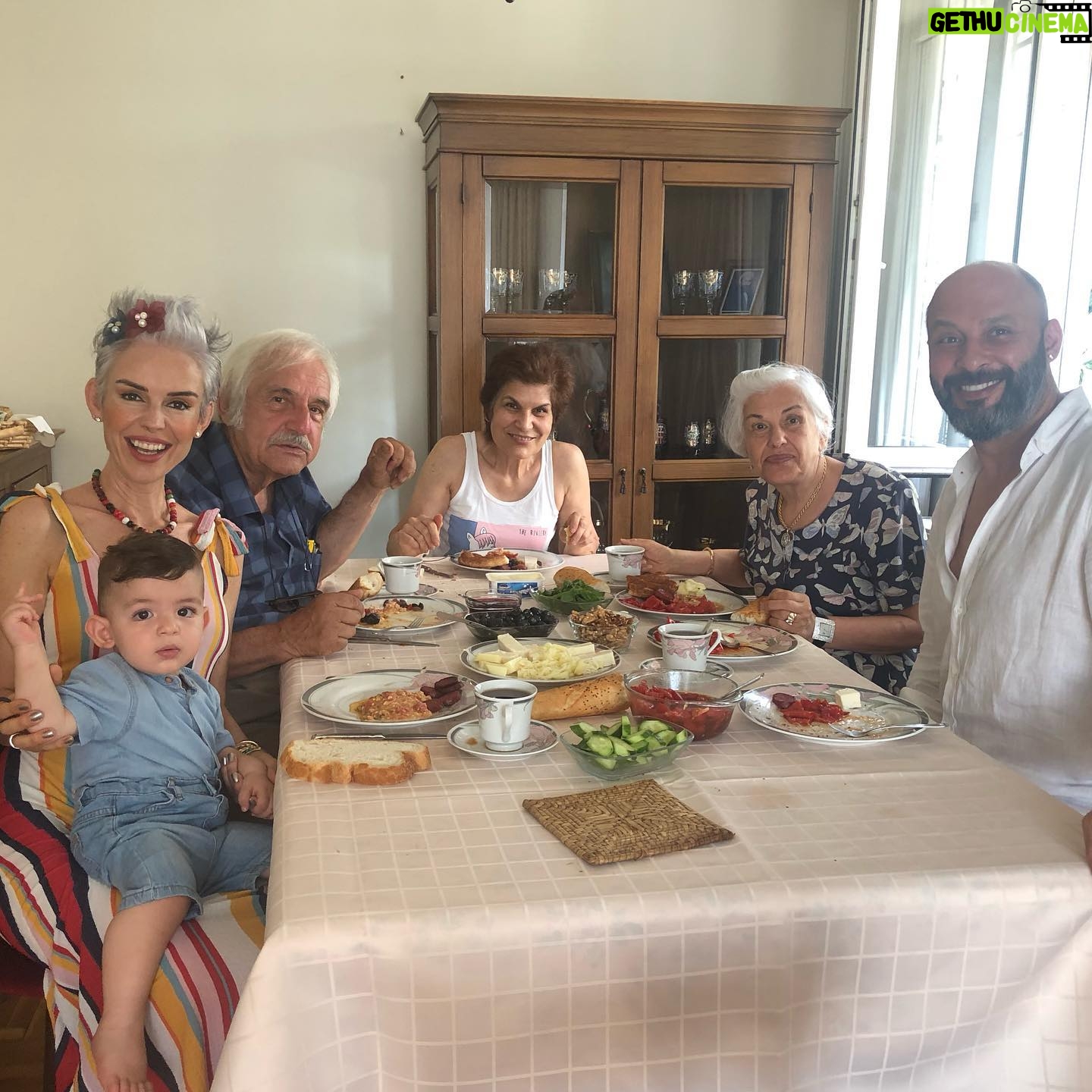 İpek Tanrıyar - 1.1K Likes - Biz dede ocağında bayram tadındayız..Şükürler olsun bu günlere🙏Hepinize iyi bayramlar dileriz😍 #kurbanbayramı #nicebayramlara @feyzullahtanriyar @muratevler @evleraras