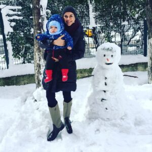 İpek Tanrıyar Instagram - Fotoğraftaki  iki kardan adamı bulunuz😊 #snow #istanbul #thisisbeylikdüzü #arasbebek #ipektanrıyar #momlife @evleraras foto by: @ayse_sevimli83