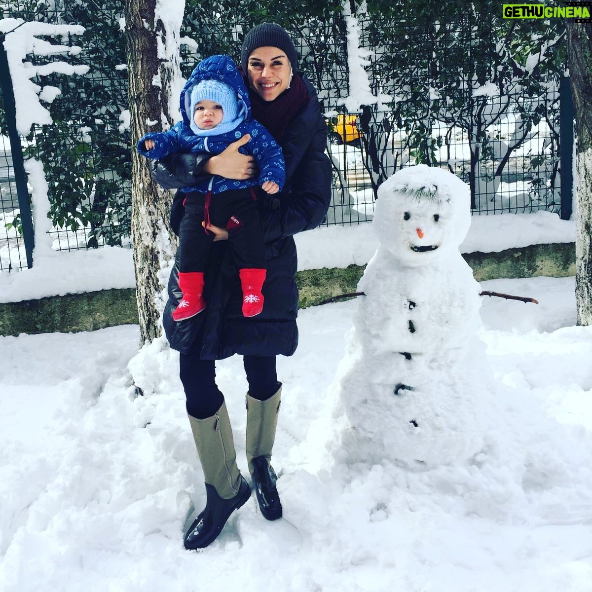 İpek Tanrıyar - 1.2K Likes - Fotoğraftaki iki kardan adamı bulunuz😊 #snow #istanbul #thisisbeylikdüzü #arasbebek #ipektanrıyar #momlife @evleraras foto by: @ayse_sevimli83