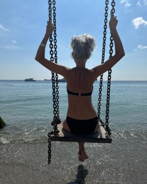 İpek Tanrıyar Instagram - Kendime yaptığım bütün haksızlıklar için özür diledim bugün..Ben olmayı bıraktığım için kendimden özür dilerim.Kıskanılacak hayat enerjimi yaşadıklarımın söndürmesine izin verdiğim için,sırtıma yüklediklerimin beni kamburlaştırmasına göz yumduğum için,asla düzelmeyecek şeyleri düzeltmeye çalışıp birçok senemi daha ziyan ettiğim için..Bugün 43.yaş günüm..Artık bıraktım..Yamuk olan yamuk kalsın,gerisi bana yeter..