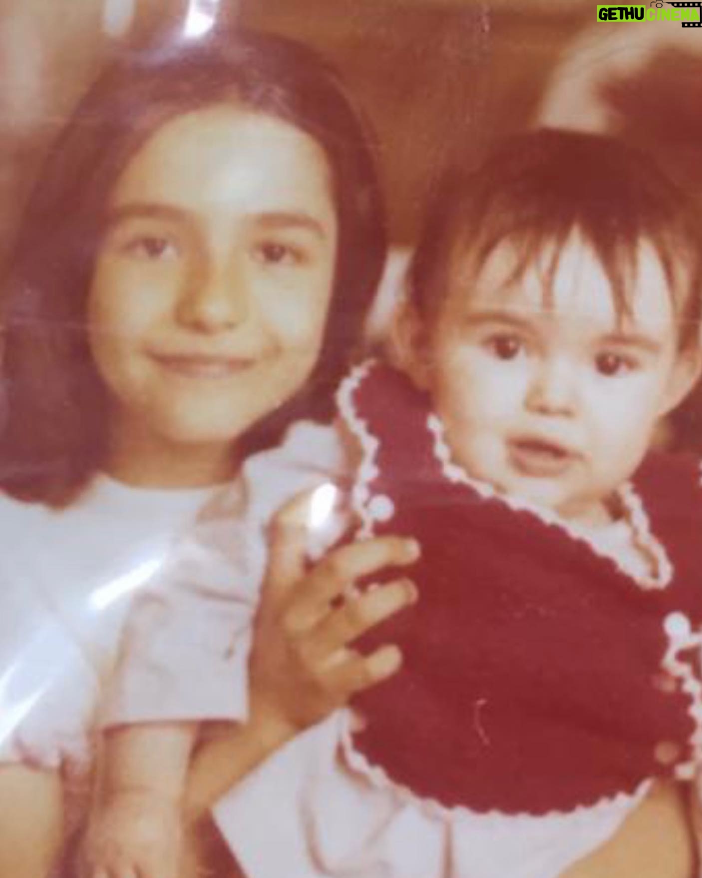 İpek Tanrıyar - 470 Likes - Ben 1 yaşındayım ablam 9;ben doğduğumda beni çok kıskanmış kafamda sandalye bile paralamıştı.Birbirimizi pek sevmezdik,ta ki aklımız başımıza gelene,hayat bize doğruyu yanlışı,gerçeği ve yalanı gösterene kadar.Şimdi ablam 50 ben 42 yaşındayım ve bugün 42 yıl sonra ablamla ilk defa sinemaya gittik,tarihe not edilsin.Herşey bi yana insanın bir ablası olmalı bu hayatta,şimdi ne zaman başım sıkışsa biliyorum ki yanıbaşımda..Anne yarısı diye boşuna dememişler benim yarımdan fazlası onda,öyle ya da böyle iyi ki dedim sonunda 💓💓💓 #çilersakarya
