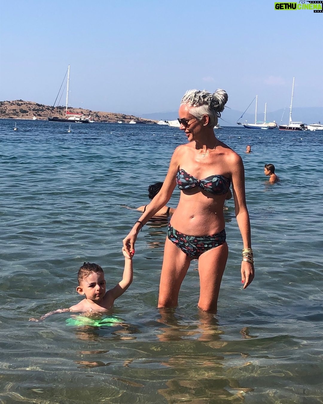 İpek Tanrıyar - 547 Likes - Bi tatil fotosu o zaman 🧿 @evleraras #bodrum #gölköy #lavinyaotel #beach #oğlumveben foto by @muratevler