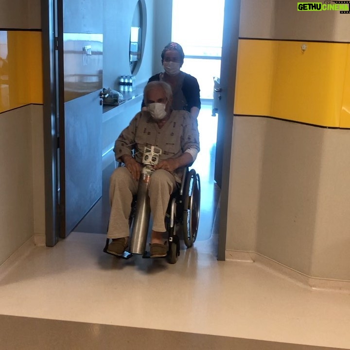 İpek Tanrıyar - 1.2K Likes - Benim güçlü Feyzo’m Covid’e yenilmedi..Tedavisi evde devam edecek.Başta doktorumuz @dresraergunalis olmak üzere tüm sağlık personeline minnetarız❤️ İyi ki varsınız.. @feyzullahtanriyar