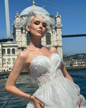 İpek Tanrıyar Instagram - Canım İstanbul…
Sana yakıştık mı bugün bilmiyorum;ama ekip harikalar yarattı..Saçım makyajım sadece ona emanet @ozgurkaradass ellerine sağlık..Sevgili dostum @sb_medyailetisim organizasyonuyla @hcmodaevi nin şahane tasarımlarını giydim.Birbirinden güzel karelerde @cekicmedya Levent abimin imzası vardı.Hepinizin eline yüreğine sağlık🦋 #istanbul #bosphorus #ortaköy #shootingday #model #bride #spring #yatchlife #newcollection #turkey