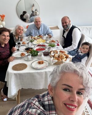 İpek Tanrıyar Instagram - Bayram gibi bayram bizim bayram❤️Halamın yeni evinde çocukuğumun geçtiği yerde tüm hatıralarım dozerlerle yıkılmış olsa da yenilerini biriktirmek için varız,burdayız,yerimizdeyiz🙏 @muratevler  @evleraras @feyzullahtanriyar Herkese iyi bayramlar #canımailem #babaocağı #bayram