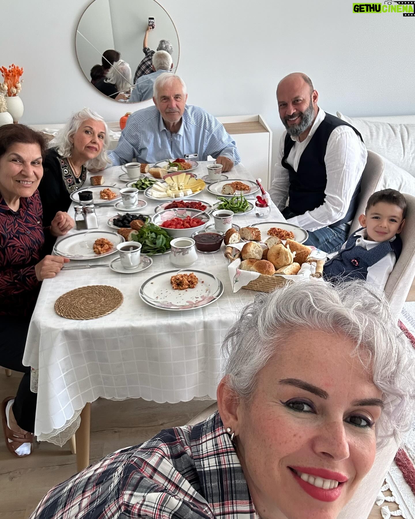 İpek Tanrıyar - 0.9K Likes - Bayram gibi bayram bizim bayram❤️Halamın yeni evinde çocukuğumun geçtiği yerde tüm hatıralarım dozerlerle yıkılmış olsa da yenilerini biriktirmek için varız,burdayız,yerimizdeyiz🙏 @muratevler @evleraras @feyzullahtanriyar Herkese iyi bayramlar #canımailem #babaocağı #bayram