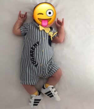 İpek Tanrıyar Instagram - Bütün metalci dostlarımızın bayramı mübarek olsun😂 Ellerinizden öperiz 🧿#arasbebek #ilkbayram #babycapa #adidasoriginals