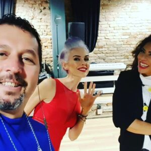 İpek Tanrıyar Instagram - Keyifli bir @medyamaus  orgaznizasyonuydu.Emeği geçen herkese teşekkürler:) Kayserinin en şahane organizatörü @eskikok ve gecenin yıldızı @isinkaraca  #anagoldyeniyılkonseri #online #yayın #akustik #erzincan #iliç #anagoldmadencilik #anagold #sahne #sunum