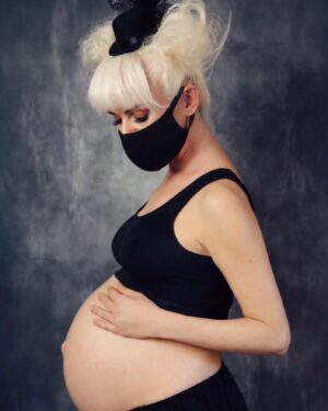 İpek Tanrıyar Instagram - Yıl 2020 -Corona hatırası foto by: @fotografannesi #corona #covid19 #shooting #model #like #pregnant #ipektanrıyar #ipektanriyar #arasbebek #challenge