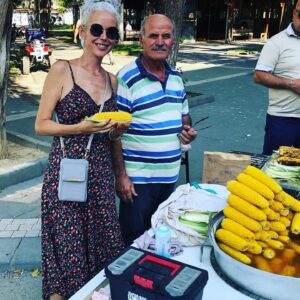 İpek Tanrıyar Instagram - Bugün Erbaa’da meydanda 20 tl ye mısır yedim.Tadı çocukluğumdaki gibiydi çünkü gerçekti;Bodrum’da 50 liraya gdo’lu mısırlarla hem kazıklayıp hem zehirliyorlar..Canım Anadolu’m her zaman başkasın💕