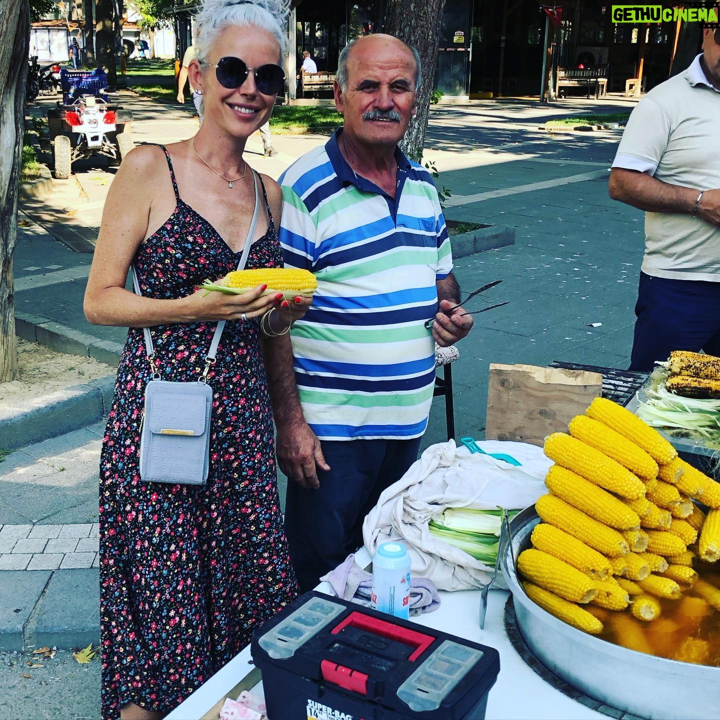 İpek Tanrıyar - 1.2K Likes - Bugün Erbaa’da meydanda 20 tl ye mısır yedim.Tadı çocukluğumdaki gibiydi çünkü gerçekti;Bodrum’da 50 liraya gdo’lu mısırlarla hem kazıklayıp hem zehirliyorlar..Canım Anadolu’m her zaman başkasın💕