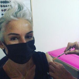 İpek Tanrıyar Instagram - Herkese merhaba,son ana kadar direndim aşı olmamak için..Yaklaşık 1,5 ay önce covid geçirdim,doğal bağışıklığın en güzeli olduğunu düşünenlerdenim.Ama artık bu mevzu sosyal bir yaptırım haline dönüştü ve mecburen olduk aşımızı..Neyse sağlık olsun diyorum geçiyorum✌️ #biontech #1.doz
