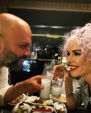 İpek Tanrıyar Instagram - 1 değil,2 değil,3 değil 4. Yılı devirmiş bulunuyoruz..Dünyanın en mutlu insanı kim diye sorsalar,eş seçimini doğru yapmış insanlardır derim.(Doğan Cüceloğlu)
Not:Dobra dobra söyleyeyim;öyle bi doğru yüzdesi yok,kavga da var,aşkta..Mesele ne olursa olsun yürütebilmekte😊 @muratevler #yinemekandayız #4.yılımızkutluolsun #süreyyateras #gülayeralp