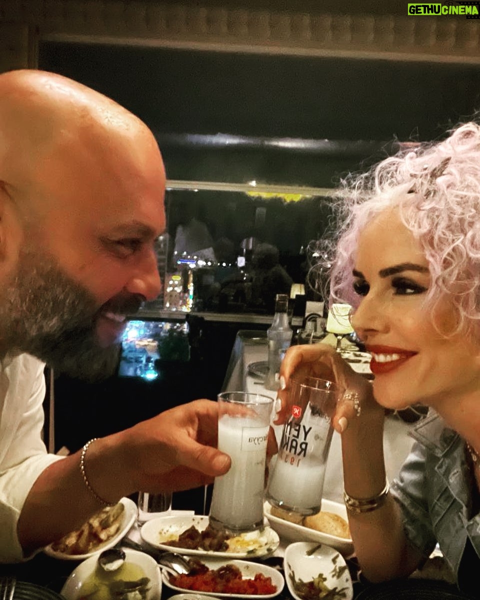 İpek Tanrıyar - 833 Likes - 1 değil,2 değil,3 değil 4. Yılı devirmiş bulunuyoruz..Dünyanın en mutlu insanı kim diye sorsalar,eş seçimini doğru yapmış insanlardır derim.(Doğan Cüceloğlu)
Not:Dobra dobra söyleyeyim;öyle bi doğru yüzdesi yok,kavga da var,aşkta..Mesele ne olursa olsun yürütebilmekte😊 @muratevler #yinemekandayız #4.yılımızkutluolsun #süreyyateras #gülayeralp