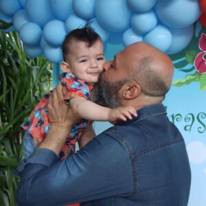 İpek Tanrıyar Instagram - OĞLUMA İLK MEKTUP:
Sen
ki bütün ettiğim büyük lafları bana afiyetle yedirmeyi başaran küçük adamm.. 
Artık aynaya bakmadığım günler var,arayanlara geri dönemediğim saatler,haftalar..
Bıraktım artık kusursuz olmayı,evi mum gibi toplamayı,o çok sevdiğim sabah 9-11 uykularını..
Salonda yer gök oyuncak,toplamıyorum dağılanları..
Hayata merhaba dediğin gün bana en zor sorumluluğu verdi rabbim..yorgunmuyum evet..
Bıraksalar 2 hafta uyurum.Uyuduğunda ya şimdi uyanırsa diye ertelediğim dünya işim var.Ama senden daha güzel bir işim yok..Dünya yansa yüzüne bakınca unutuyor insan dünyevi sıkıntıları..Böyle bir rehabilitasyon dünya üzerinde var mı?
Hiç bir açıklaması yok sen yemeğini bitirdiğinde ve kakanı yaptığında mutluluğumun..ununu eleyenler anne olmak demişler.
Zor işmiş vesselam,zaman yavaş ama yetişemediğim kadar da hızlı..
Ama hayat da zor..Dünya artık kötü bir yer, o yüzden kalkmaya çalışırken düşüp ağladığında koşmuyorum yanına,düşüp kalkabilmeyi bil diye,bir oyuncağını sıkıştığı yerden alamadığında o yüzden yardım etmiyorum hayatta tuttuğunu koparabil diye,bardak çanak bibloları ellemeye çalıştığında o yüzden sesimi çıkarmıyorum herşeyi görerek dokunarak tanıyarak öğren diye..insanlardan o yüzden esirgemiyorum hayatta onlarla olacaksın diye..
Ama bütün bunları yaparken vicdanımı da koyuyorum önüme ben olmaz desem de o seni kucaklasın diye..
Ne dersem diyeyim de.. 
hayat hep güzellikler getirsin bebeğime,altından kalkabileceğin yükler yüklesin yüreğine..
Adam gibi adam olabilmek için çalış dersine,kitabın da baban olsun Aras’ım 
Sevgilerimle…. İYİ Kİ DOĞDUN🧿 #arasbebek1yaşında