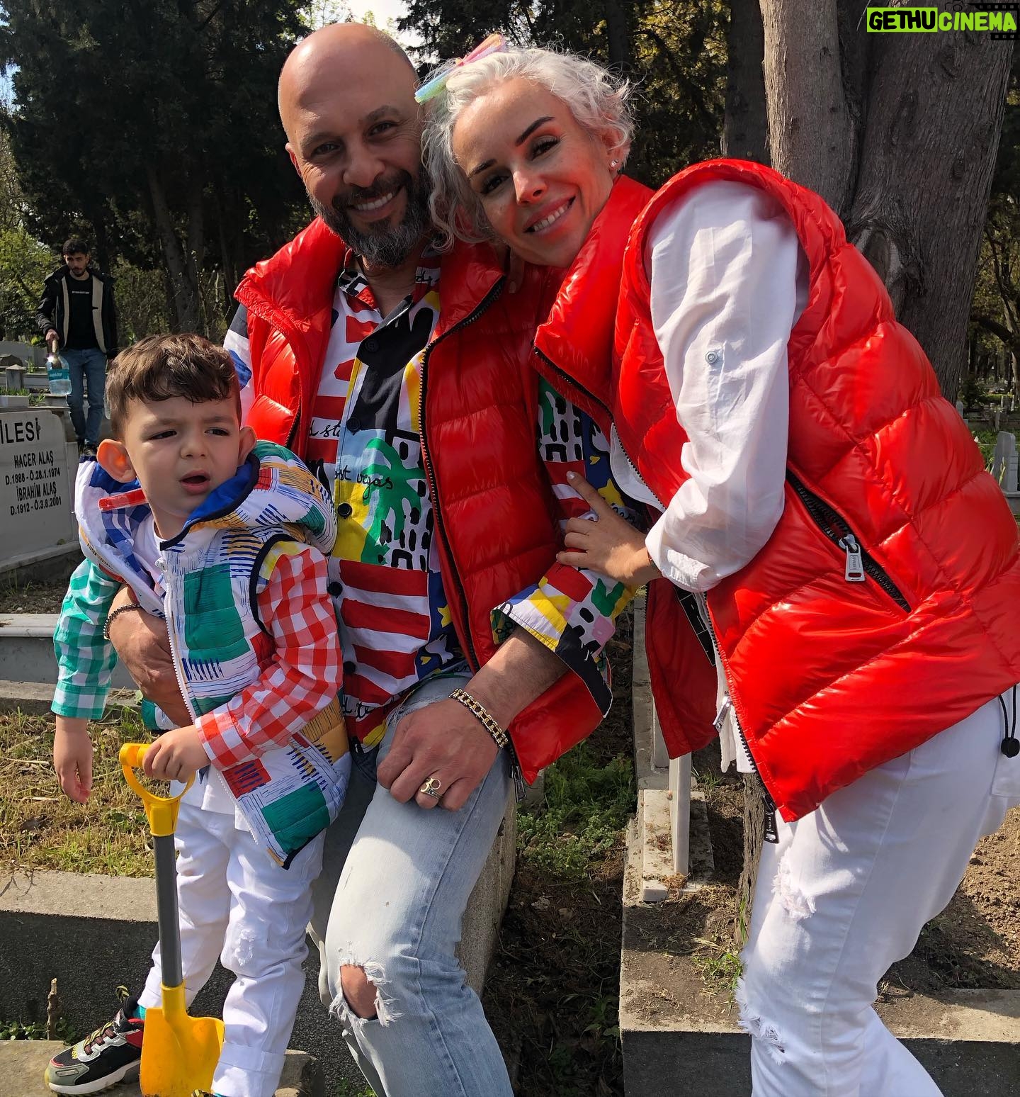 İpek Tanrıyar - 570 Likes - İyi bayramlar dileriz. ❤️❤️❤️ #evlerailesi @muratevler @evleraras