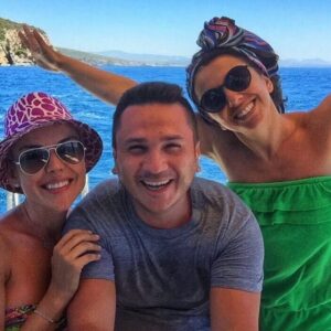 İpek Tanrıyar Instagram - Bir Gülben Ergen atasözü der ki;bize hiç bi şey olmaz🥰 @elvanulgur @alperseltv