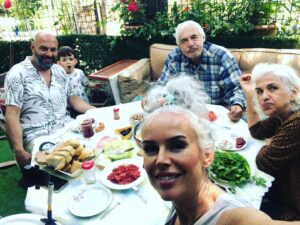 İpek Tanrıyar Instagram - Bayram aşağıdakilerden hangisidir?
A)Deniz-kum-güneş
B)Daha birlikte kaç bayramımız kaldığını bilmediğimiz büyüklerimizin yanında olmak,aynı sofraya oturmak..
Bayram gibi bayram bizim bayram:) Bu vesileyle herkesin bayramı mübarek olsun👍 @evleraras @muratevler @feyzullahtanriyar
