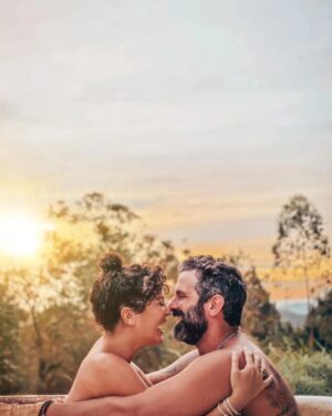 Iran Malfitano Instagram - O que fazer quando estamos num paraíso como o @uanaete e encontramos 2 banheiras a céu aberto e de frente pro mato num por do sol?

Ah, essas criações com o @igorhelal...

Vai passando pro lado pra ver... 🌻

(e aproveita pra me dizer qual sua foto favorita!)