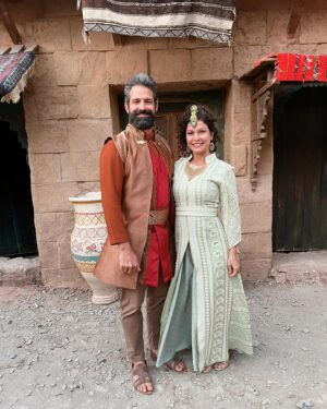 Iran Malfitano Instagram - Unidos na vida e na ficção🙏🏼
Essas são algumas fotos da entrada da casa de Mordecai, que passou a ser do casal, nas gravações lá em Marrakech em Fevereiro. Guardamos para compartilhar aqui com vocês e com a série no ar. 

Helen e Himeneu chegaram em A Rainha da Pérsia e já mostraram nas suas atitudes e falas, o comportamento interesseiro, a falta de caráter.
Conta pra a gente, o que estão achando, como tá sendo acompanhar esse série linda? 

#arainhadapérsia #atores #serie #record