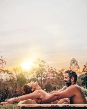 Iran Malfitano Instagram - O que fazer quando estamos num paraíso como o @uanaete e encontramos 2 banheiras a céu aberto e de frente pro mato num por do sol?

Ah, essas criações com o @igorhelal...

Vai passando pro lado pra ver... 🌻

(e aproveita pra me dizer qual sua foto favorita!)