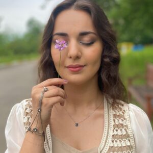 Irana Kerimova Instagram - Hər yanda, bax ,gül açılıb,gəl gözəl pəri…
….
….
Mən hər gülü..hər çiçəyi..dərmərəm inan..