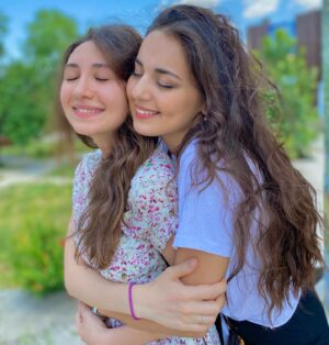 Irana Kerimova Instagram - Sən..dostluqların ən gözəli… bu dostluğun ən başında sevgi,qayğı və dürüstlük ürəklərə kök salıb…
Allah səni hər zaman qəlbinlə mükafatlandırsın,Röyaş…
Gözlərindən gülüş,qəlbindən hüzur əskiy olmasın..
Günün mübarək,çiçək qız…

Hər kəsin həyatında onu anlayan,sevən,hətda bəzən danlayan,doğru yolu tapmaqda yardım edən,səhv etməyə icazə verməyən öz “Röyası” olmalıdı…)